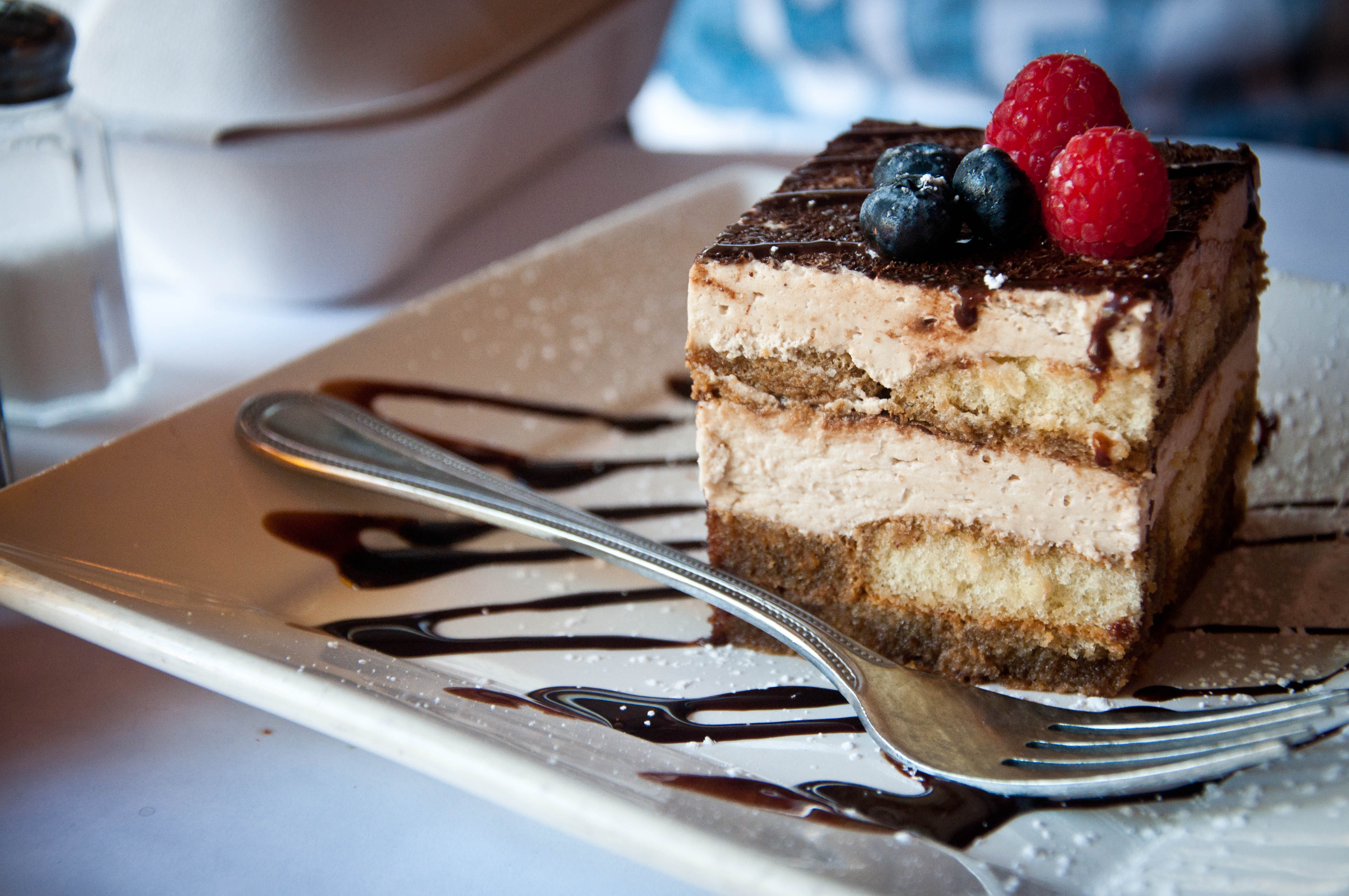 Tiramisu_with_blueberries_and_raspberries