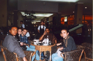 tomando.jpg (65128 bytes)