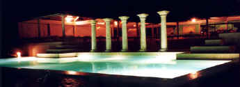 melia_tropical_pool_at_night.jpg (200817 bytes)