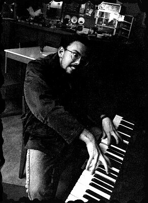 HOMBRE Y SU PIANO