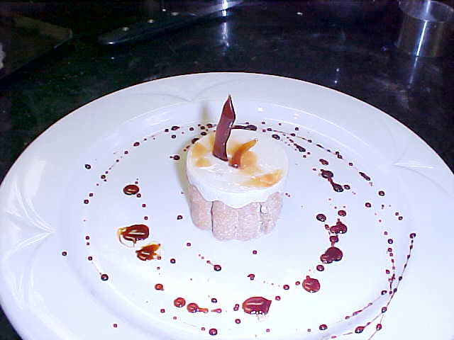 D�lice Caramel plated dessert/D�lice Caramel sur assiette