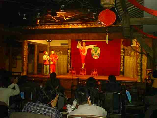 acrobats3.jpg (15589 bytes)