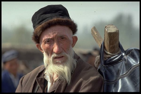 Uygur man visiting weekmarket Turfan, China