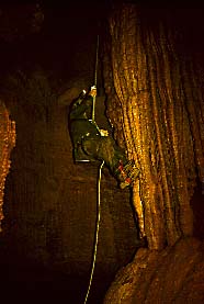 cave003.jpg (11415 bytes)