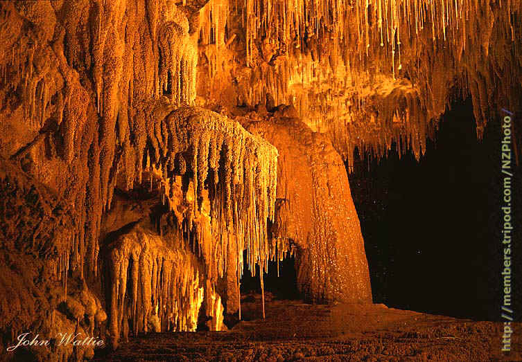 Waipuna cave stream passage 128518 bytes)