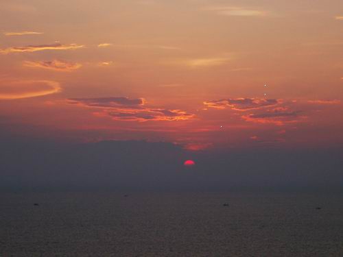 ViewJomtienBeach.JPG (76607 bytes)