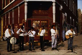 Mariachis playing in front of Decima Musa