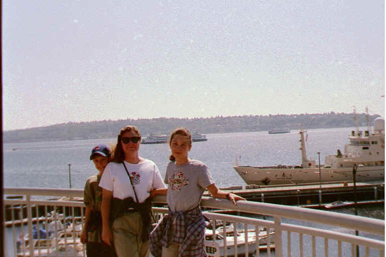 familyatSeatlePier.JPG (38048 bytes)