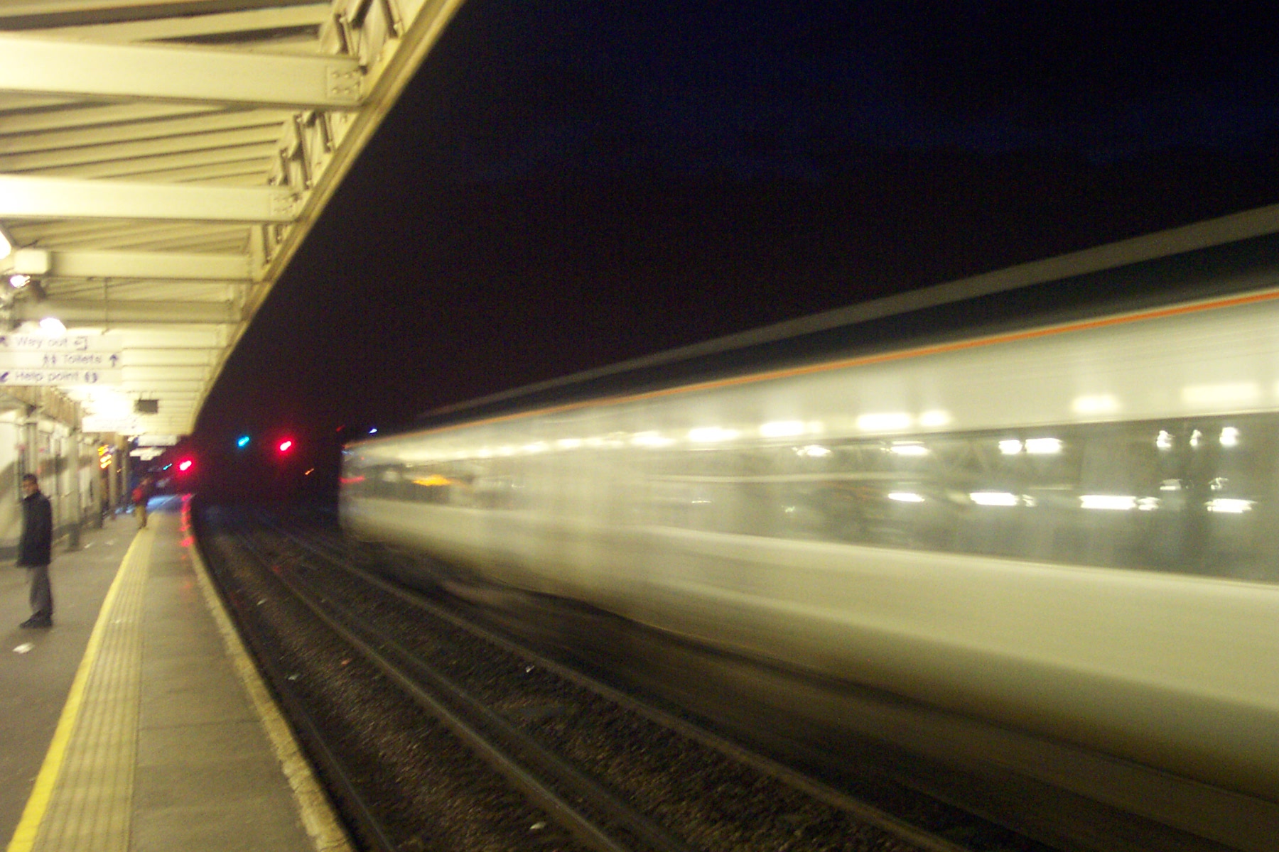 Ariva Trains Wles 158843 streaks through Surbiton 28/02/04