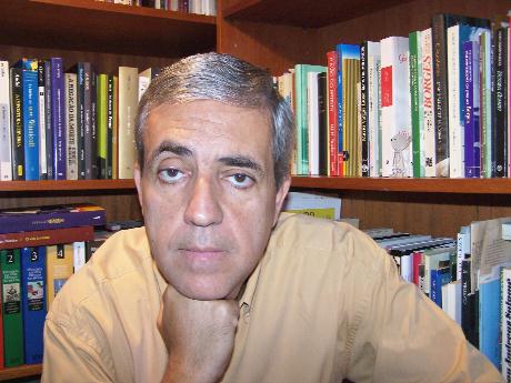 O escritor e jornalista Jos� Castelo