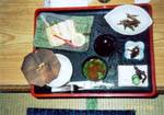 Japonsk� set - miska s r���, ryba, miso pol�vka a p�r misek s nakl�danou zeleninou a jin�mi hnusy