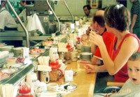 Pohled na jedouc� p�s v rota�n� su�i restauraci a moji �enu, se kterou se ov�em nebav�m jen proto, �e je tak zabran� vyb�r�n�m j�dla, �e na m� nem� �as