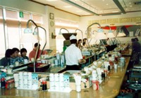 Rota�n� su�i - restaurace, kde p�ed v�mi na p�su proj�d�j� pl�tky rozli�n�ch syrov�ch ryb polo�en� na v�le�ku r��e