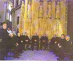 Los miembros del Tribunal no poseen formaci�n jur�dica, 
pero conocen perfectamente las ordenanzas que regulan el sistema de riego de la huerta, 
desde hace siglos. 