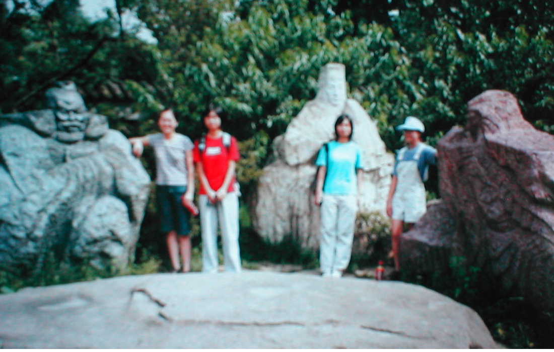 The black rock is Zhang Fei; the white rock is Liu Bei; the red rock is Guan Yu