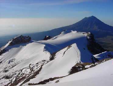 Glaciar de Ayoloco, Iztaccihuatl. El Popocatepetl al fondo