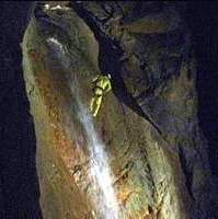 Cascada subterrnea en el Sistema Cheve, Oax.