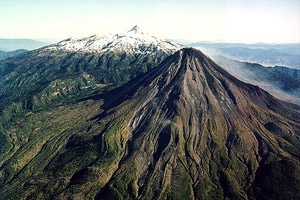 Los volcanes de Colima, el Volc�n de Fuego al frente y el Volc�n de Nieve al fondo
