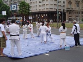 D�a internacional de los derechos de la mujer, frente al Teatro Col�n 7/3/2004