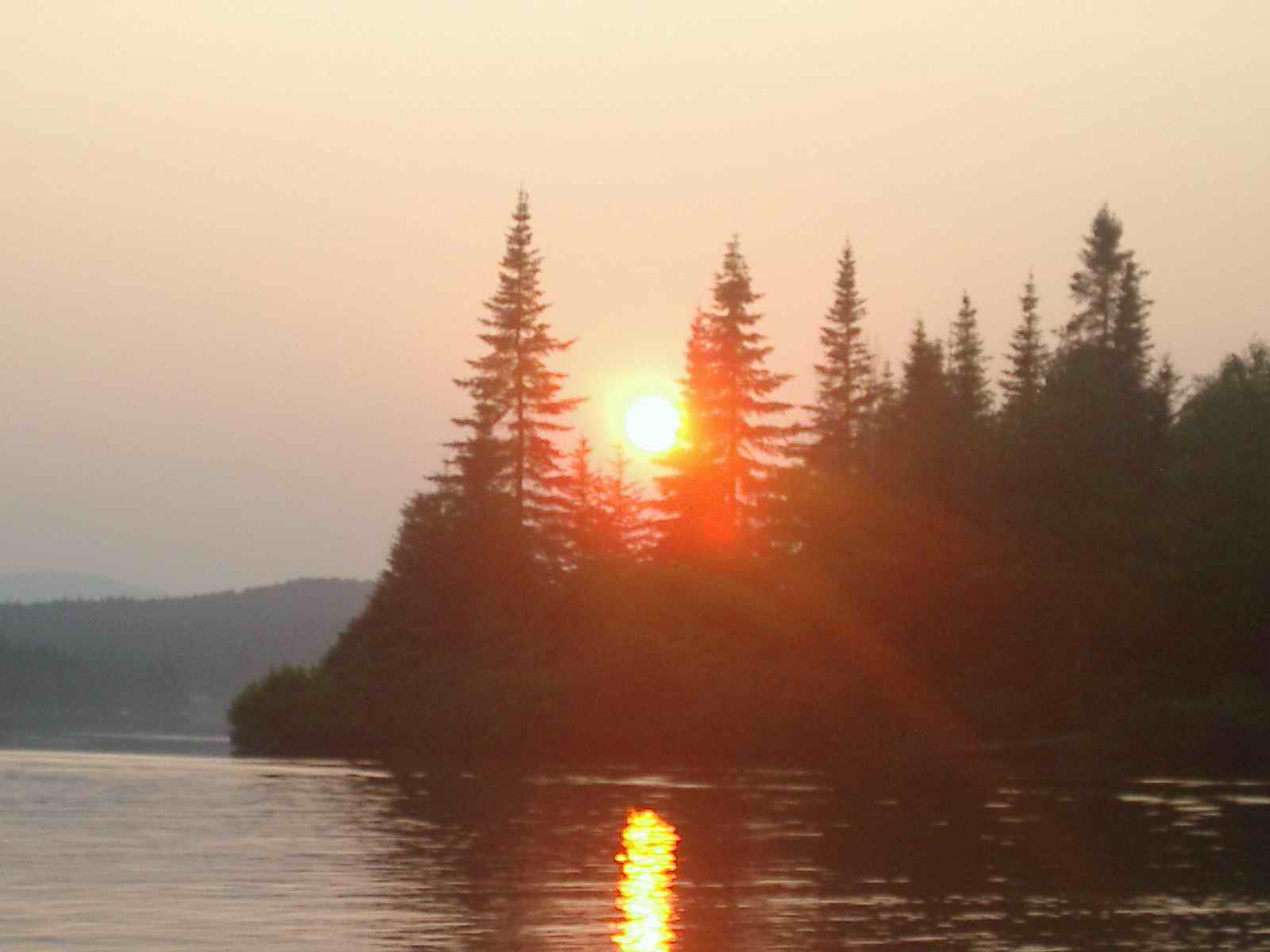 lac au coucher du soleil