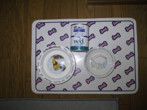 plate, water bowl, canned food