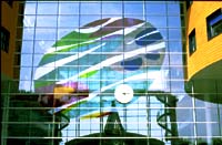 gekleurd glas in zuid-gevel