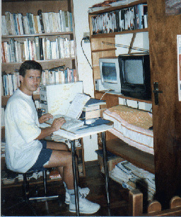 Pe. Verg�lio estudando e trabalhando com a Internet.