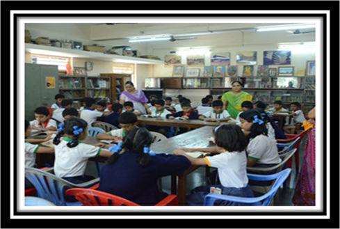 A group of children in a classroom

Description automatically generated