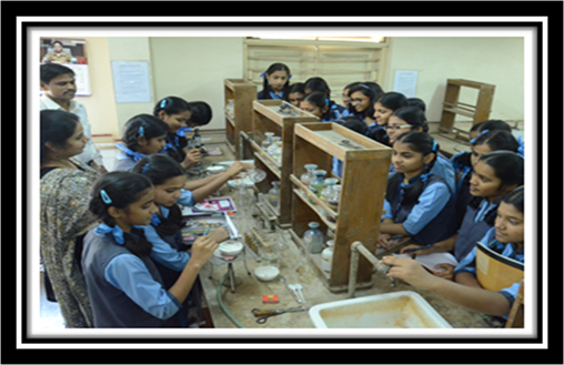 A group of students in a classroom

Description automatically generated