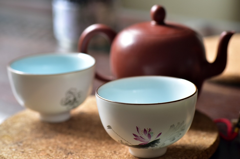 Image of two cups and a teapot.