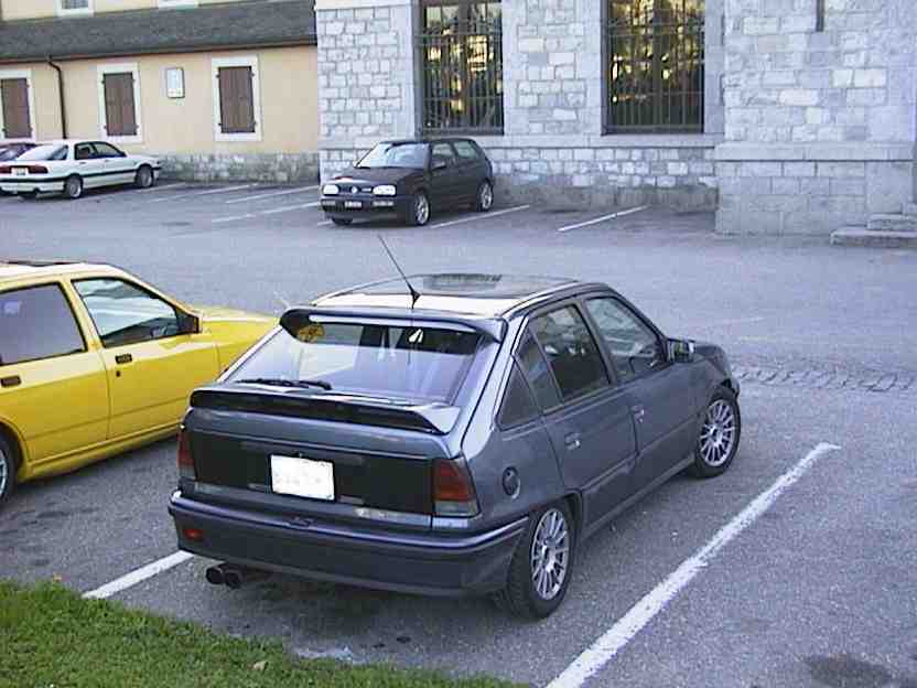 kadett_gsi_4portas_02.jpg (41065 bytes)
