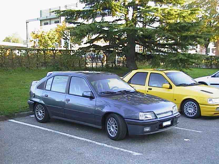 kadett_gsi_4portas_03.jpg (55122 bytes)