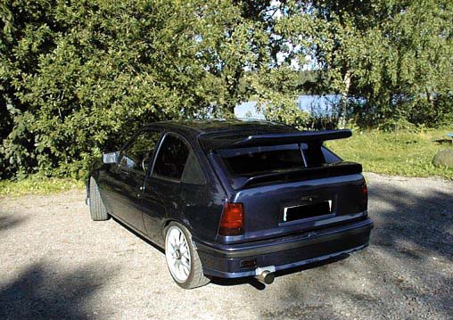 kadett_gsi_blue_ref02_02.jpg (69778 bytes)