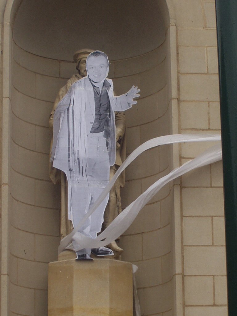 Anyone else wondering where Graham's right hand is? "Oh Richard!"