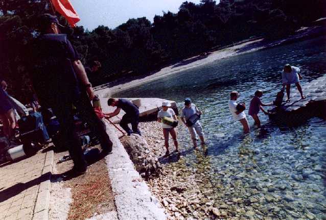 Kette beim Beladen des Schlauchboots (45 KB)