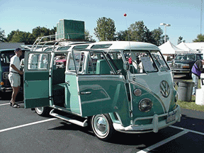 VW Microbus Deluxe