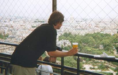 Ahh..deilig med en 
pils p� vei opp i eiffel