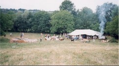 et le grand chapiteau dans l'herbe