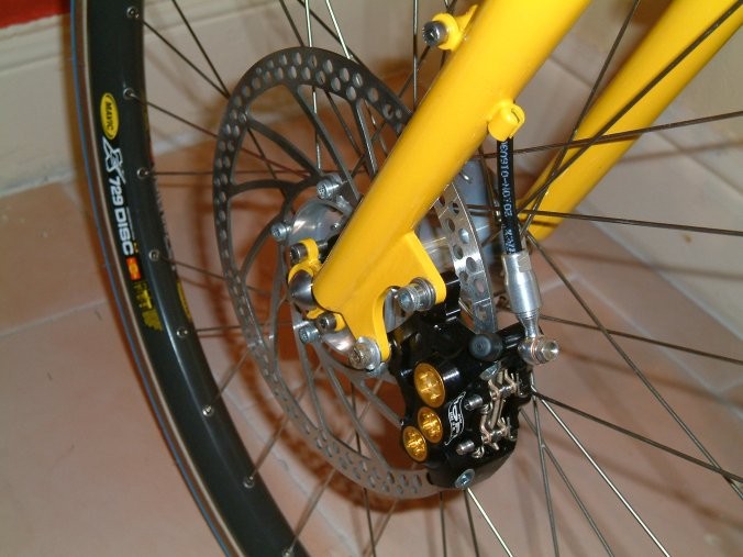 More safety with these 6 pot disc brakes ... (click for next)