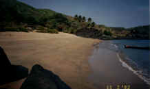 pix/gokarna_half_moon_beach.jpg (49639 bytes)