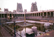 pix/inside_madurai_temple.jpg (81333 bytes)