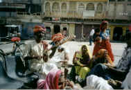 pix/jaisalmer_music_man.jpg (95324 bytes)