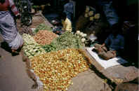 pix/mysore_market.jpg (99906 bytes)