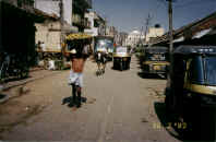 pix/mysore_street.jpg (80800 bytes)