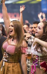 blumenau OktoberFest frauen - brasilien 193x300