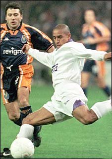 Roberto in action for Real Madrid
