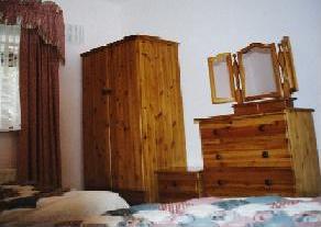 bedroom2.jpg (11598 bytes)