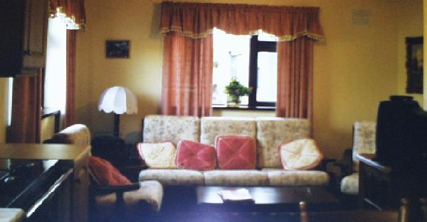 sittingroom.jpg (26582 bytes)