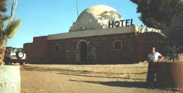 Hotel 'Alpenblick' in de Bahariya-oase.