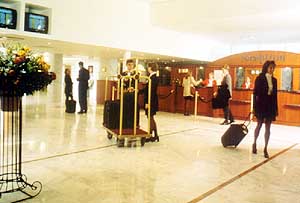 De receptie van het hotel 'Golden Tulip' in Amsterdam.